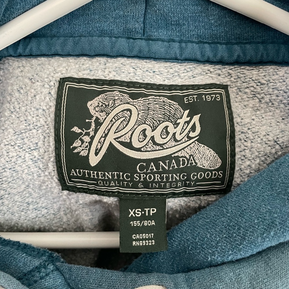 Nice stitched Beaver logo by Roots - Picture 4 of 6